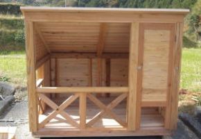 寂しがり屋のワンちゃん用に自由に出入りが出来るオープンな犬小屋